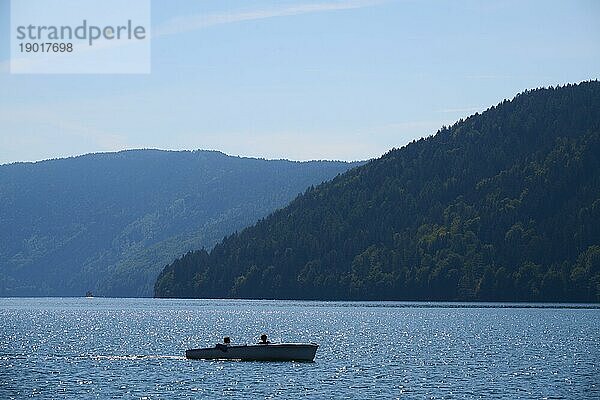 See  Boot  Wasser  Sonne  Glitzert  Gegenlicht  Sommer  Millstätter See  Millstatt  Kärnten  Österreich  Europa