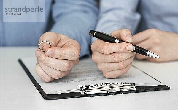 Close up Paar Unterzeichnung Scheidungsvertrag. Auflösung und hohe Qualität schönes Foto