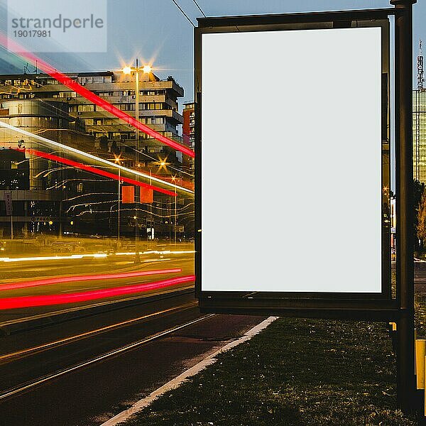 Leere weiße Plakatwand mit Lichtspuren Stadt Nacht. Schönes Foto