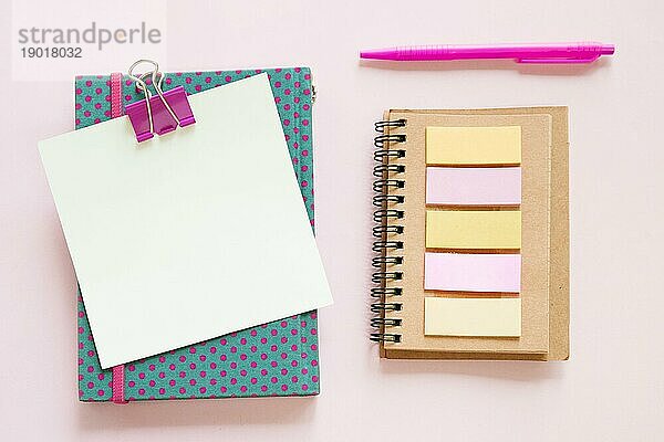 Hohe Winkel Ansicht verschiedene Schreibwaren rosa Hintergrund. Auflösung und hohe Qualität schönes Foto