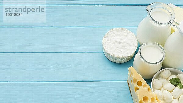 Draufsicht Vielfalt leckerer Käse mit Milch. Auflösung und hohe Qualität schönes Foto