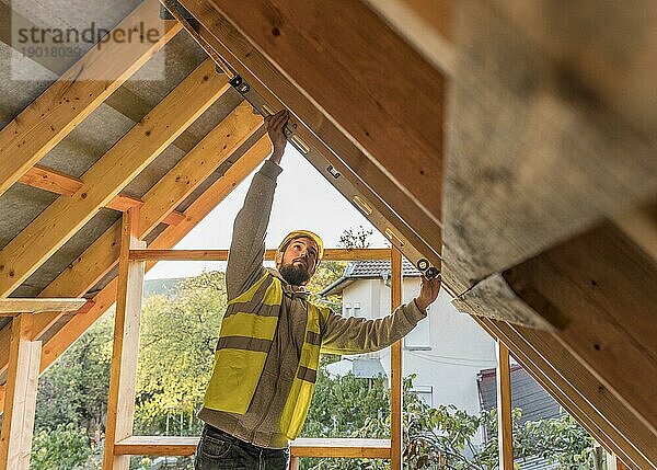 Schreiner Mann arbeitet Dach. Auflösung und hohe Qualität schönes Foto