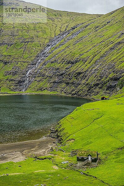 Haus mit Reetdach vor einem Wasserfall  Saksun  Streymoy  Färöer Inseln  Dänemark  Europa