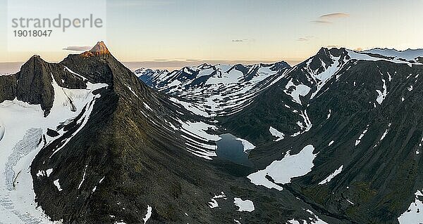 Kaskasavagge Tal mit Gletscher und Bergen  Berg Kuopertjåkka  Fluss Gaskkasjohka  Kebnekaise Massiv  Lappland  Schweden  Europa