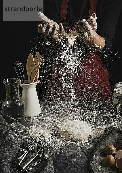 Frontansicht Bäcker Hände Verbreitung von Mehl. Auflösung und hohe Qualität schönes Foto