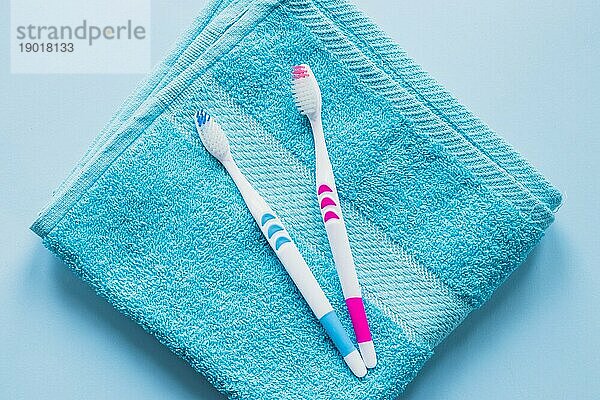 Zahnbürste Zusammensetzung Handtuch. Foto mit hoher Auflösung
