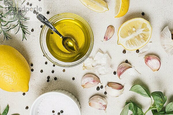 Close up shot Draufsicht Olivenöl durch Kochen Zutaten umgeben. Auflösung und hohe Qualität schönes Foto