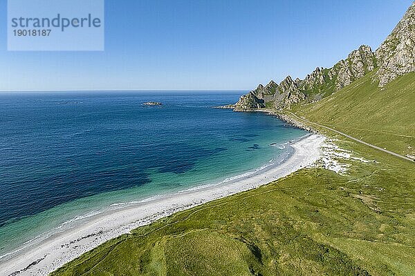 Weißer Sandstrand und Berge bei Bleik  Insel Andoya  Vesterålen  Norwegen  Europa