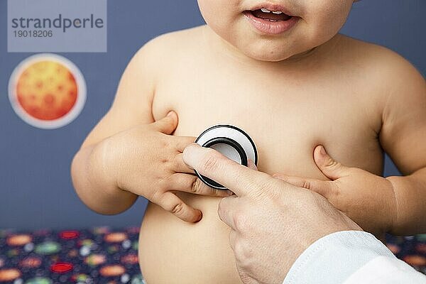 Close up Baby Untersuchung mit Stethoskop. Auflösung und hohe Qualität schönes Foto