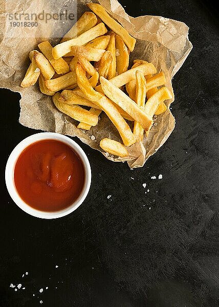 Draufsicht gesalzene Pommes frites mit Ketchup. Auflösung und hohe Qualität schönes Foto