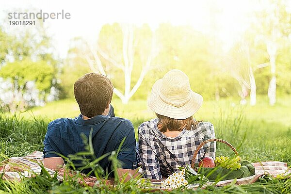 Unerkennbares Paar im karierten Wald. Schönes Foto