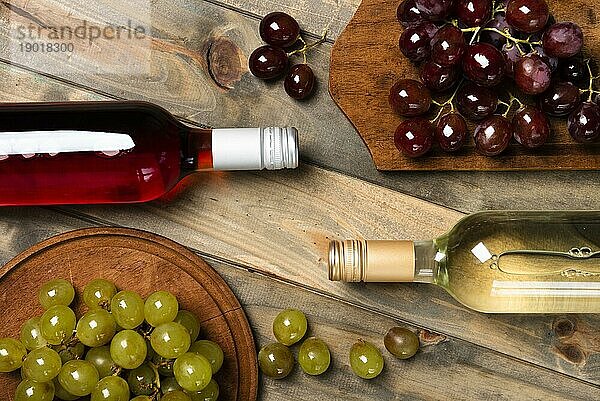 Draufsicht Weinflaschen mit Trauben. Auflösung und hohe Qualität schönes Foto