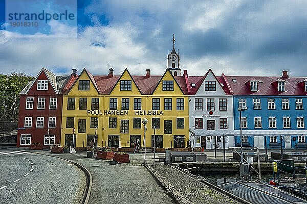 Traditionelle Häuser im Hafen von Torshavn  der Hauptstadt der Färöer Inseln  Streymoy  Dänemark  Europa