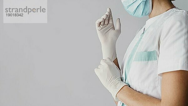 Arzt setzt chirurgische Handschuhe mit Kopierraum. Auflösung und hohe Qualität schönes Foto