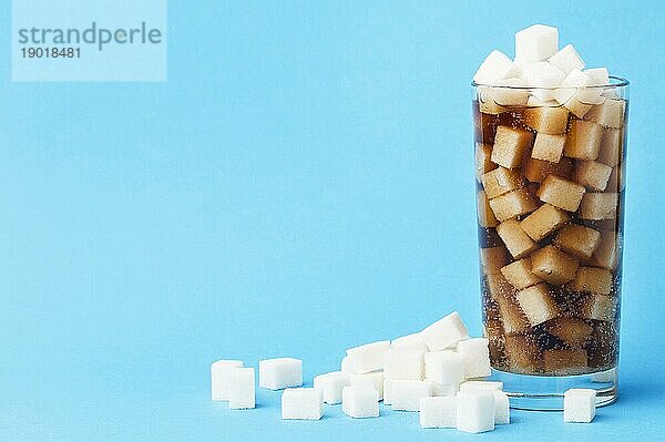 Vorderansicht Glas Erfrischungsgetränk mit Zuckerwürfel Kopie Raum. Foto mit hoher Auflösung