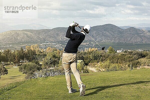 Rückenansicht Mann spielt Golfplatz. Auflösung und hohe Qualität schönes Foto