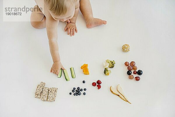 Hohe Winkel Baby wählen  was allein essen. Auflösung und hohe Qualität schönes Foto
