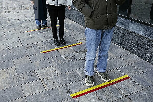 Menschen Linie warten sozialen Abstand Streifen. Auflösung und hohe Qualität schönes Foto