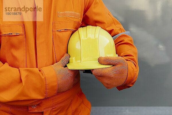 Frontansicht Arbeiter Uniform hält harten Hut 2. Auflösung und hohe Qualität schönes Foto