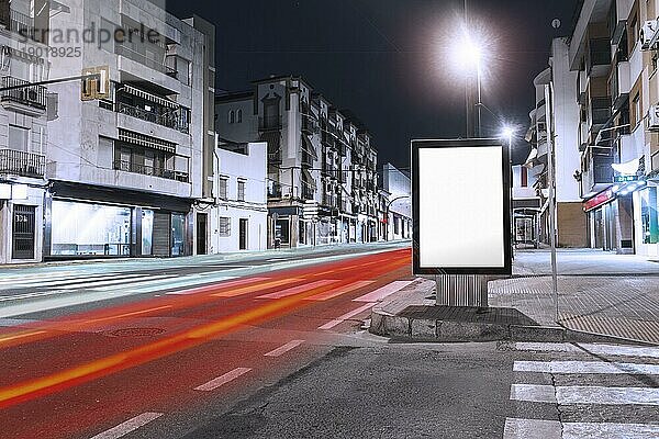 Autos Lichtspuren vorbei in der Nähe von leeren Plakatwand Gehweg Stadt. Schönes Foto