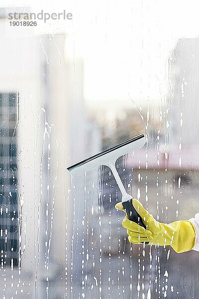 Mann putzt Fenster. Auflösung und hohe Qualität schönes Foto