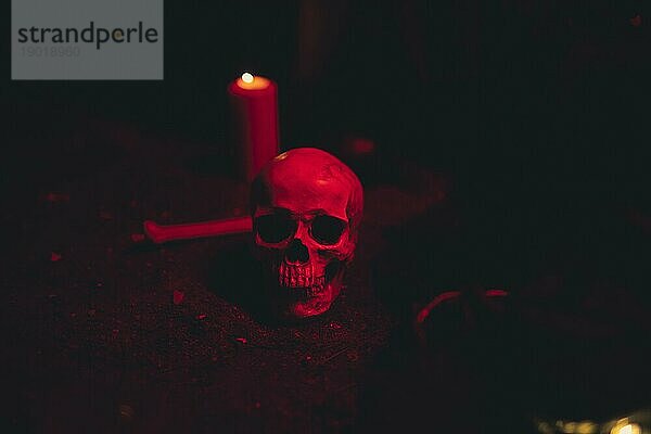 Schädel Kerze dunkel rotes Licht. Foto mit hoher Auflösung