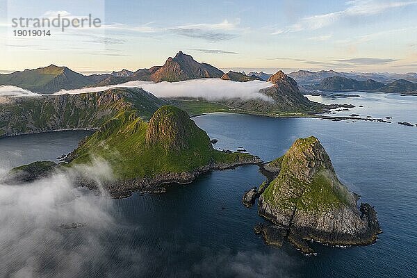 Inseln im Meer  Fjorde und Berge  Berg Trehyrna  bei Nykvåg  Insel Langøya  Inselgruppe Vesterålen  Norwegen  Europa