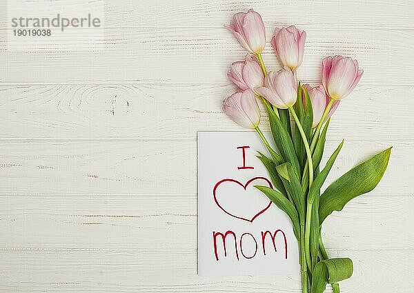 Karte Ich liebe Mama Blumen platziert weißen Holztisch 2. Auflösung und hohe Qualität schönes Foto