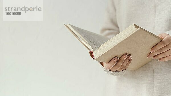 Close up Hände halten offenes Buch. Auflösung und hohe Qualität schönes Foto