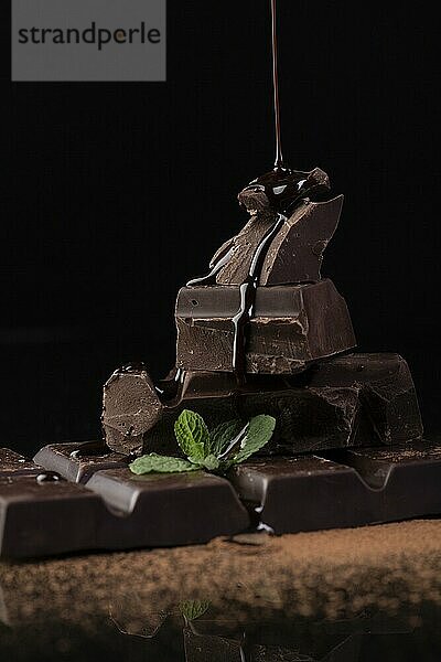Vorderansicht Schokoladensauce gießen Auflösung und hohe Qualität schönes Foto
