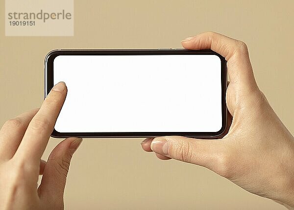 Person hält Mobiltelefon mit weißem Bildschirm. Auflösung und hohe Qualität schönes Foto