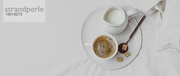 Draufsicht Morgenkaffee mit Würfelzucker Kopie Raum. Schönes Foto