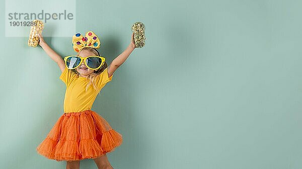 Kleines Mädchen trägt große Sonnenbrille mit Kopie Raum. Auflösung und hohe Qualität schönes Foto