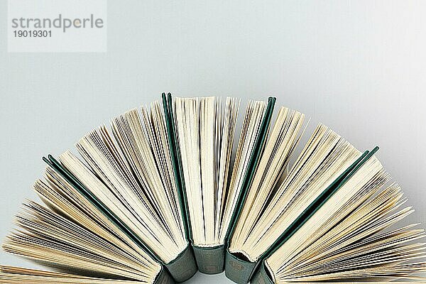 Schöne Anordnung verschiedener Bücher. Auflösung und hohe Qualität schönes Foto