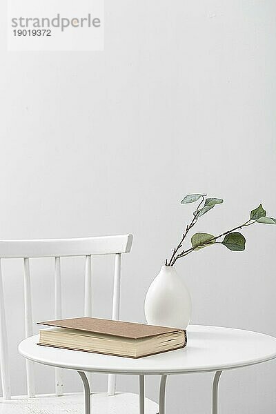 Vorderansicht Tisch mit Buch Vase. Auflösung und hohe Qualität schönes Foto