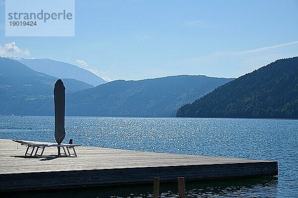 See  Holz Terasse  Ufer  Wasser  Sonne  Glitzert  Gegenlicht  Millstätter See  Millstatt  Kärnten  Österreich  Europa