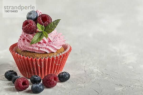 Vorderansicht Ansicht leckeren Cupcake mit Erdbeersahne. Auflösung und hohe Qualität schönes Foto