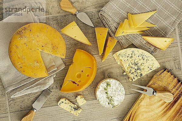 Draufsicht Vielfalt leckerer Käse. Schönes Foto