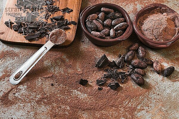 Broken Schokolade Kakaobohnen Schüssel rustikale Kulisse. Auflösung und hohe Qualität schönes Foto