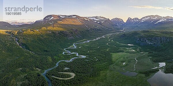 Fluss Laddjujohka  hinten das Kebnekaise Massiv  Nikkaluokta  Lappland  Schweden  Europa