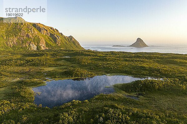 Landschaft mit See und Insel im Meer  Bleik  Insel Andoya  Inselgruppe Vesterålen  Norwegen  Europa