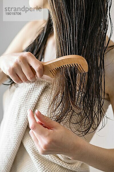 Close up Frau kämmt Haare. Auflösung und hohe Qualität schönes Foto