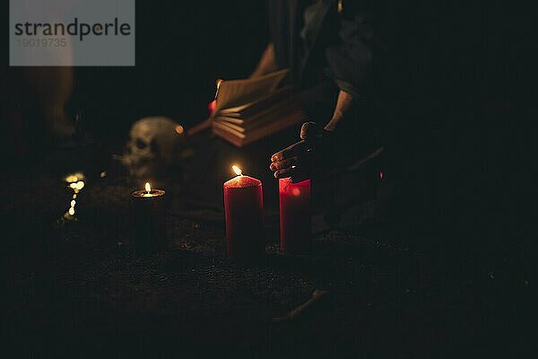 Kerzen Totenkopf halloween dunkle Nacht. Schönes Foto