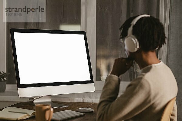 Seitenansicht Mann mit modernen Computer Kopfhörer. Schönes Foto