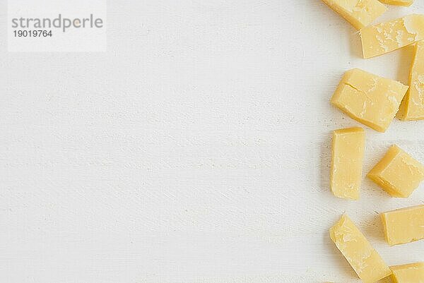 Erhöhte Ansicht Cheddar Käse Scheiben weißen Hintergrund. Auflösung und hohe Qualität schönes Foto