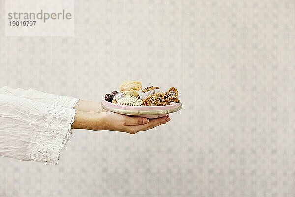 Hände halten Teller arabisches Essen. Auflösung und hohe Qualität schönes Foto