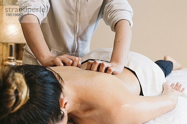 Massagekonzept mit entspannter Frau. Auflösung und hohe Qualität schönes Foto