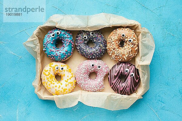 Glasierte Donuts mit Augen in der Draufsicht. Auflösung und hohe Qualität schönes Foto