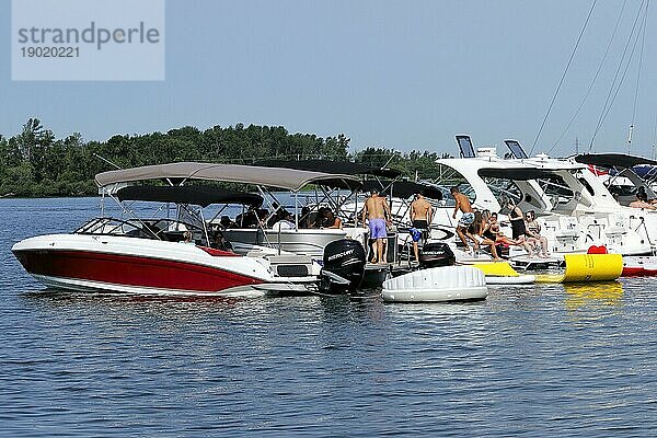 Zuschauer beim Wasserflugzeugrennen  Sankt Lorenz Strom  Valleyfield  Provinz Quebec  Kanadareise  Sommer  Freunde  Familie  Party