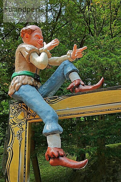 Skulptur zum Märchen Das tapfere Schneiderlein  Märchenfigur  Gestik  Arme  sitzend  Schlosspark  Schloss  Lichtenwalde  Niederwiesa  Sachsen  Deutschland  Europa